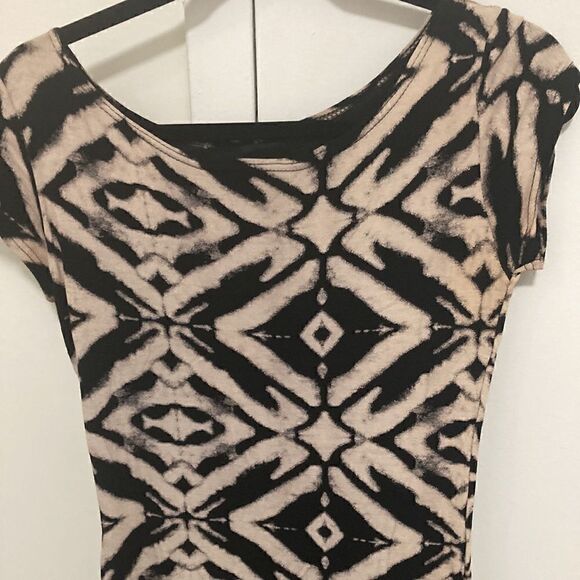 QED London Cap Sleeve Sheath Dress in Geometric Print. Size small. - Picture 2 of 4
